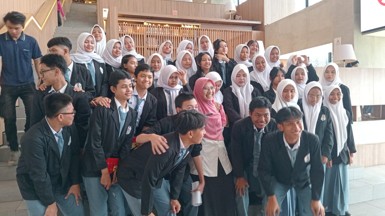 Kunjungan Literasi SMK 19 Menanamkan Kecintaaan Terhadap Bahasa Dan Sastra